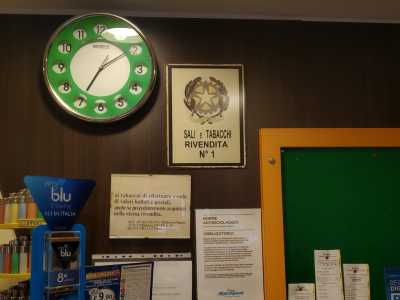 L�insegna blu e bianca � recente, ma all�interno � conservata quella pi� antica, un tempo presente all�esterno